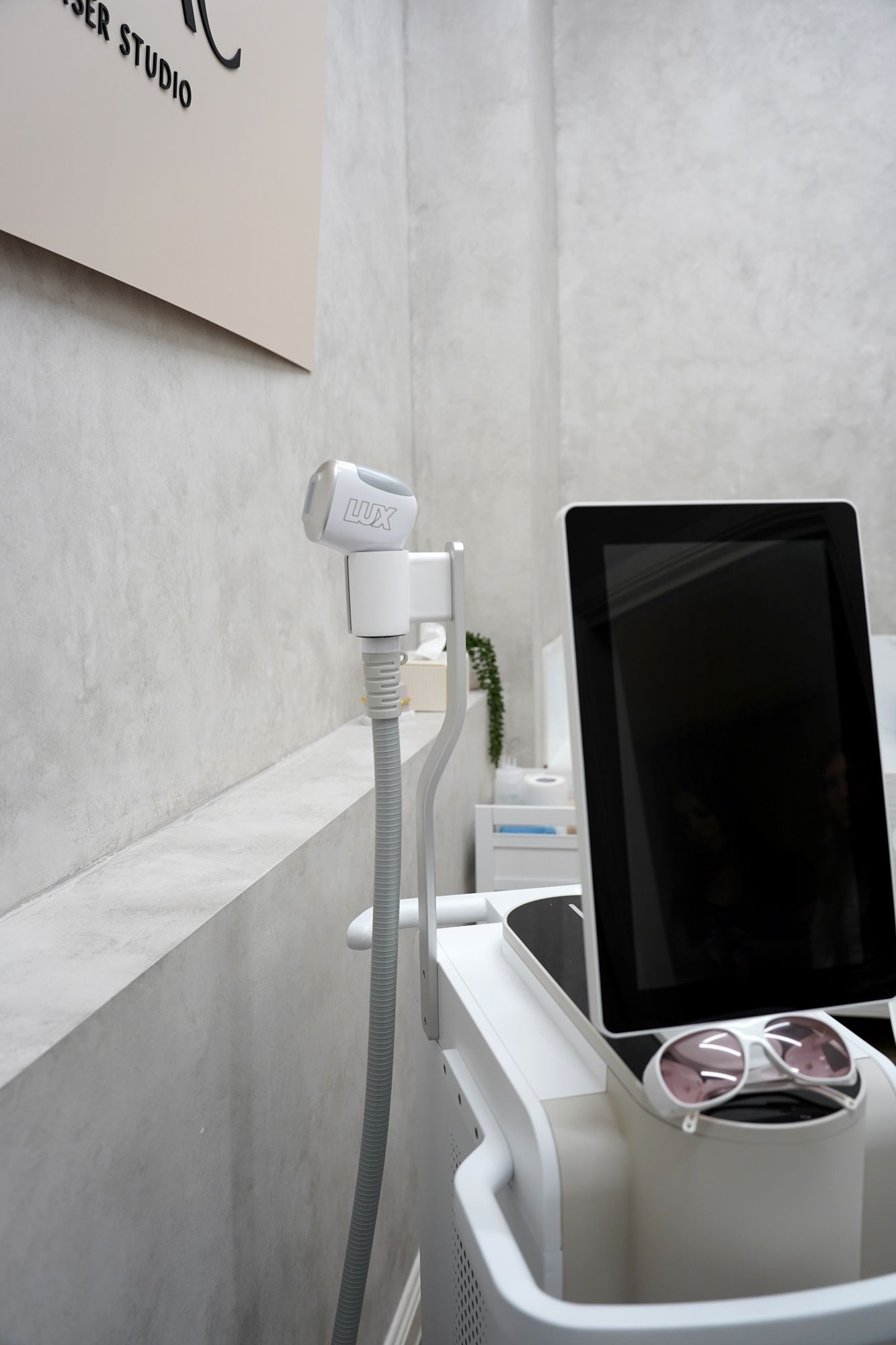 The Skyn Lux handpiece and touchscreen